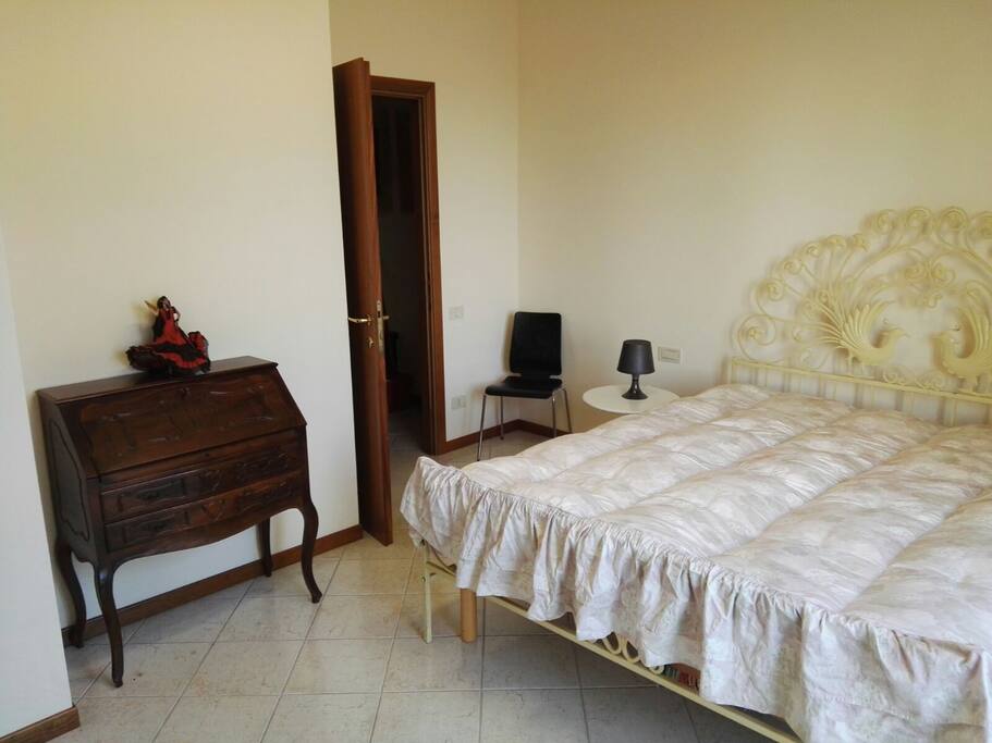 Camera da letto matrimoniale. Ingresso.