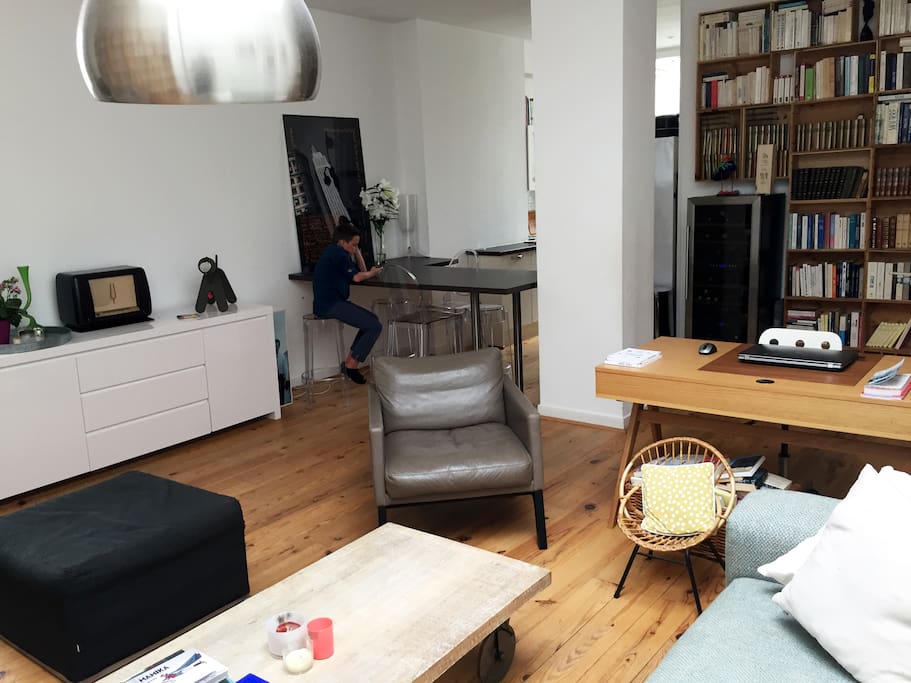 Depuis le salon vue sur la cuisine.