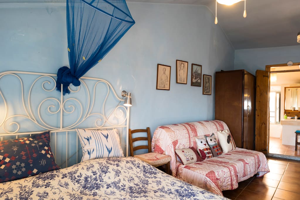 großes Schlafzimmer über der Küche mit Schlafsofa und angrenzendem Duschbad mit WC + Bidet