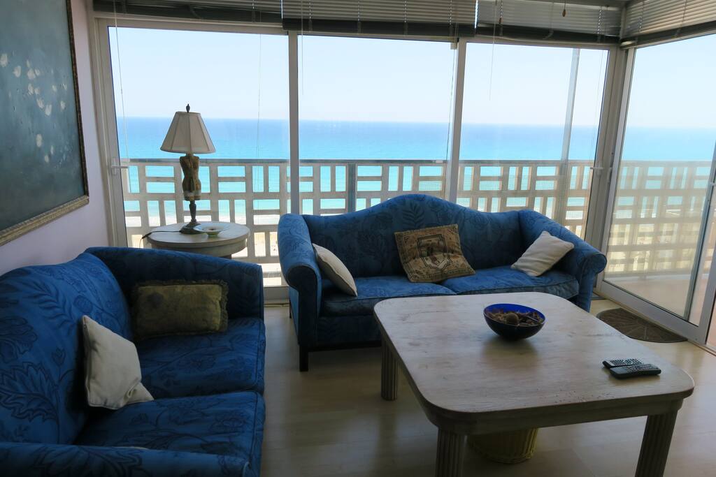 salon que da al mar