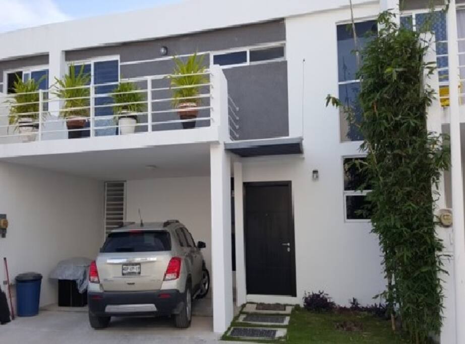 Casa en residencial, con estacionamiento techado para 2 vehículos, con balcón y terraza.