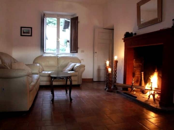 Casa Nell'arco. Zonnig Huis Op Rustig Dorpsplein. - Bagni di Lucca