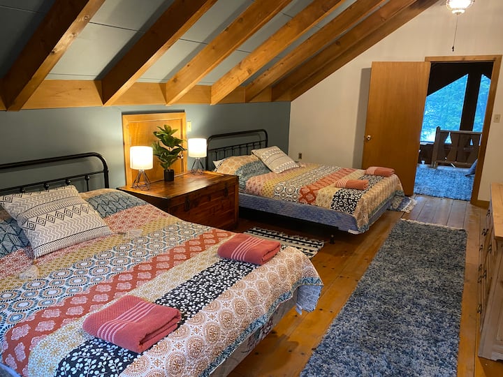 樓上有大型臥室，配有2張標準雙人牀和全套浴室。 