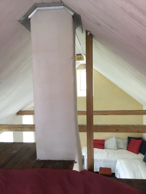 For those who are brave there is an extra bed in the loft. It´s 140 wide.