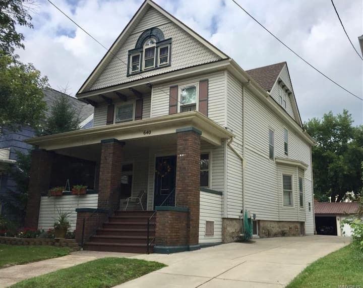 The Charming Chilton cozy home Niagara Falls USA! Houses for Rent in