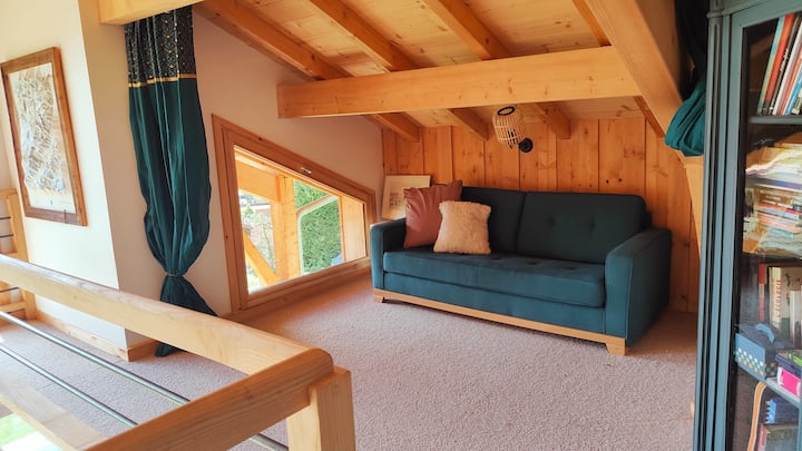 Zona de noche en el piso de arriba , altillo en modo sofá 