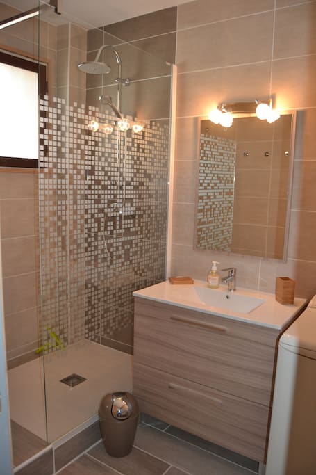 salle d'eau -douche italienne avec un lave linge 5kg