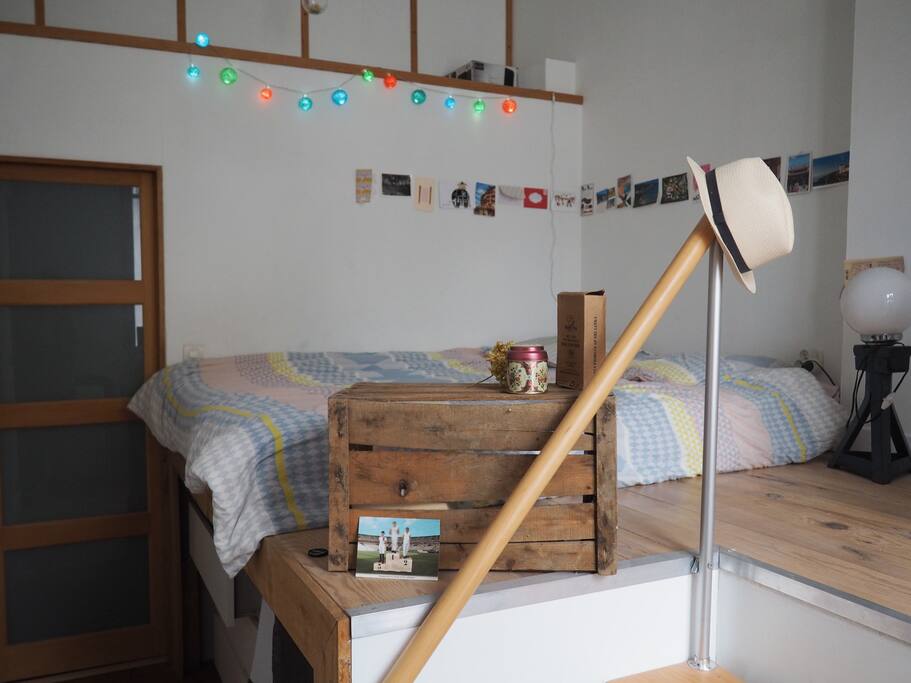Chambre. La porte donne accès à la salle de bain.