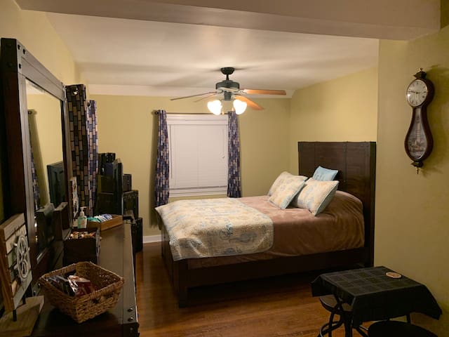 Spacious Master Bedroom, Close to State Capitol