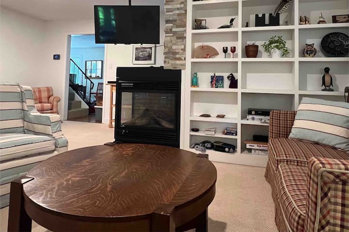The Inglish Cottage: A Waterfall Getaway - Owen Sound