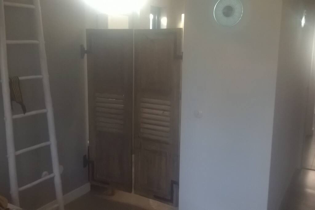 Toegang tot aparte badkamer.