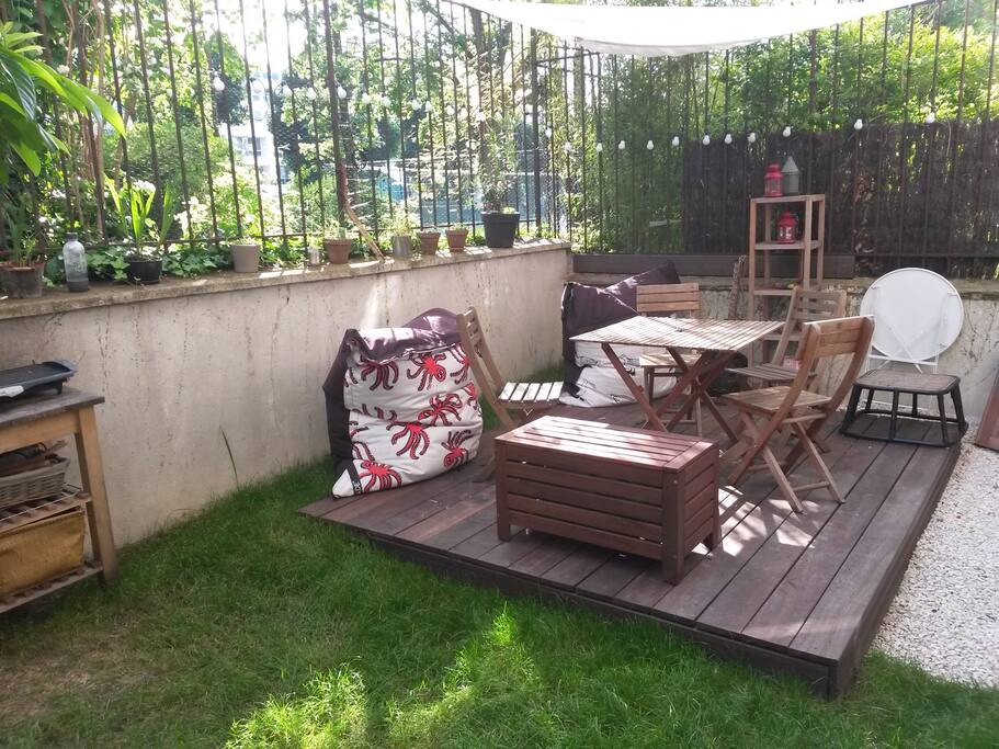 La terrasse en bois pour profiter du soleil