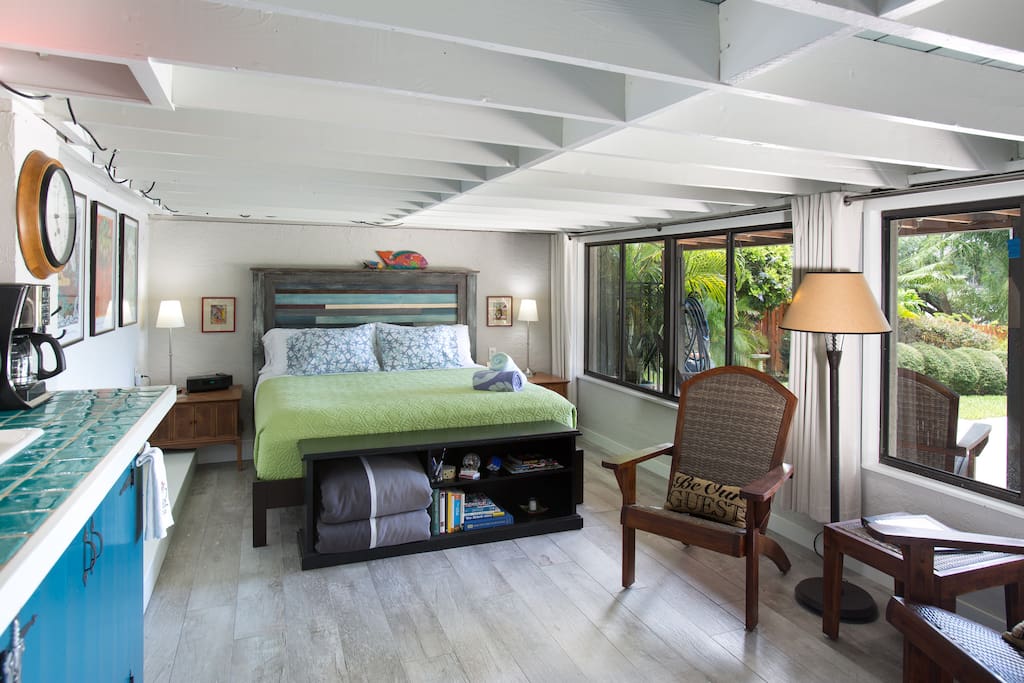 King sized bed with Simmons Beautyrest pillow top mattress.