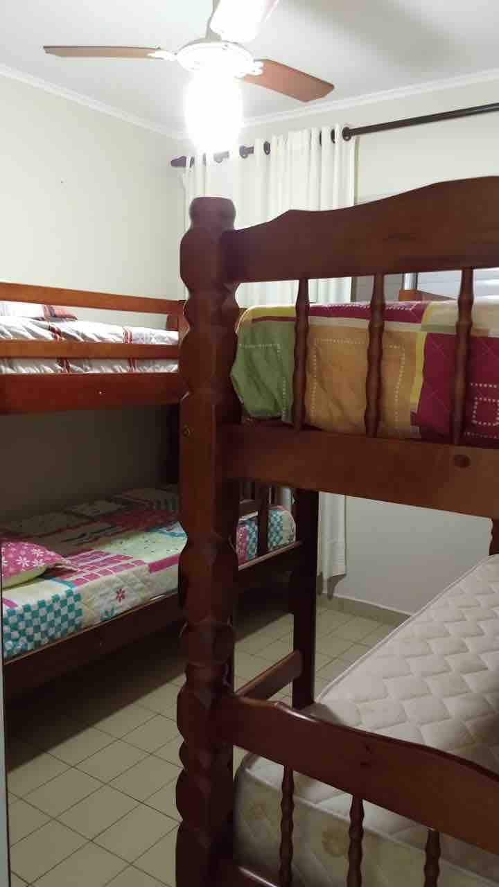 Spálňa 1: s 2 poschodovými posteľami + skrinkami + stropným ventilátorom. 