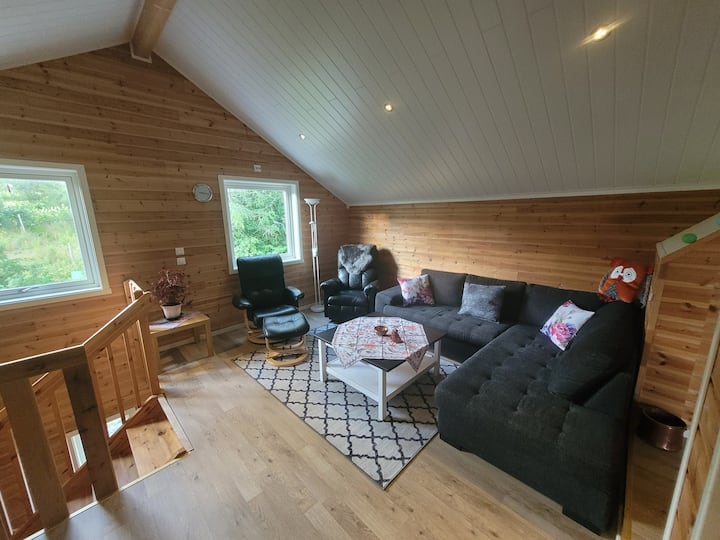 Acogedor salón loft con sofá y buenos sillones. 