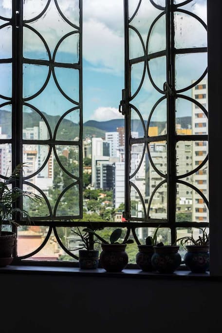 Janela com vista para a Serra do Curral / Window overlooking the Serra do Curral