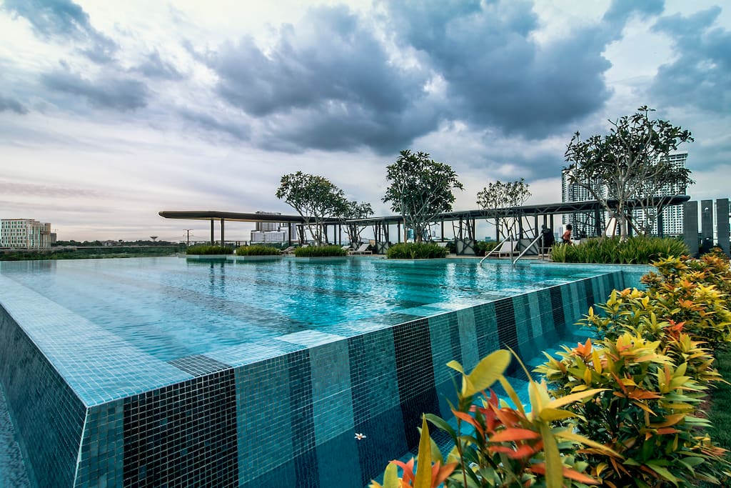 Infinite pool
