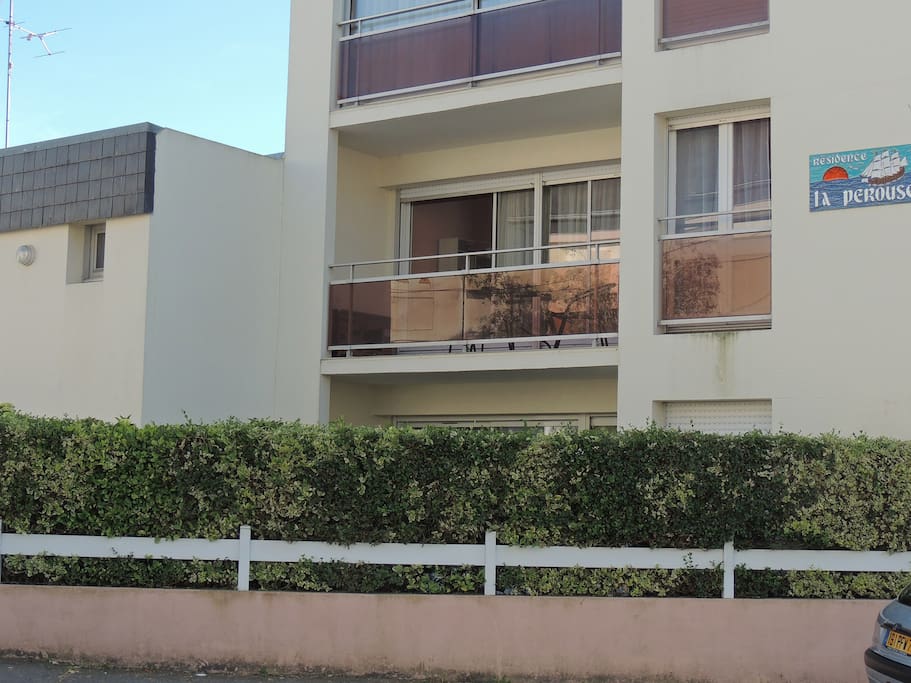 Résidence calme de 2 étages. L'appartement comporte une grande terrasse permettant d'y déjeuner.