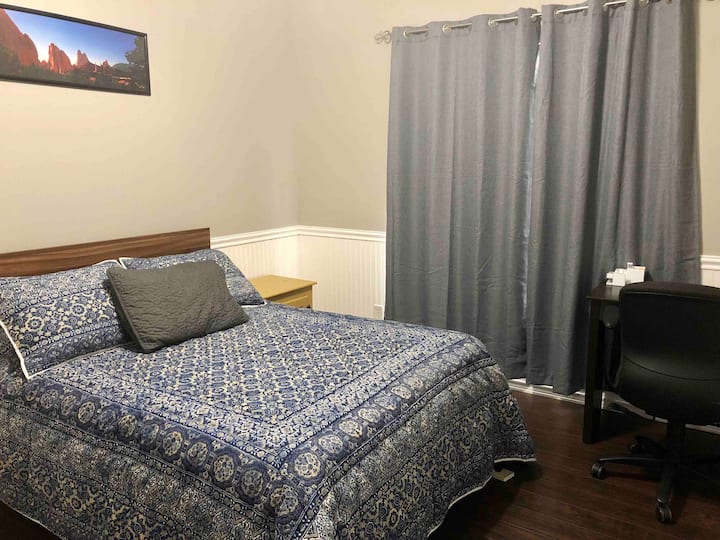 Спална соба бр. 3: кревет голем 137 - 191 см со мало биро и стол. 