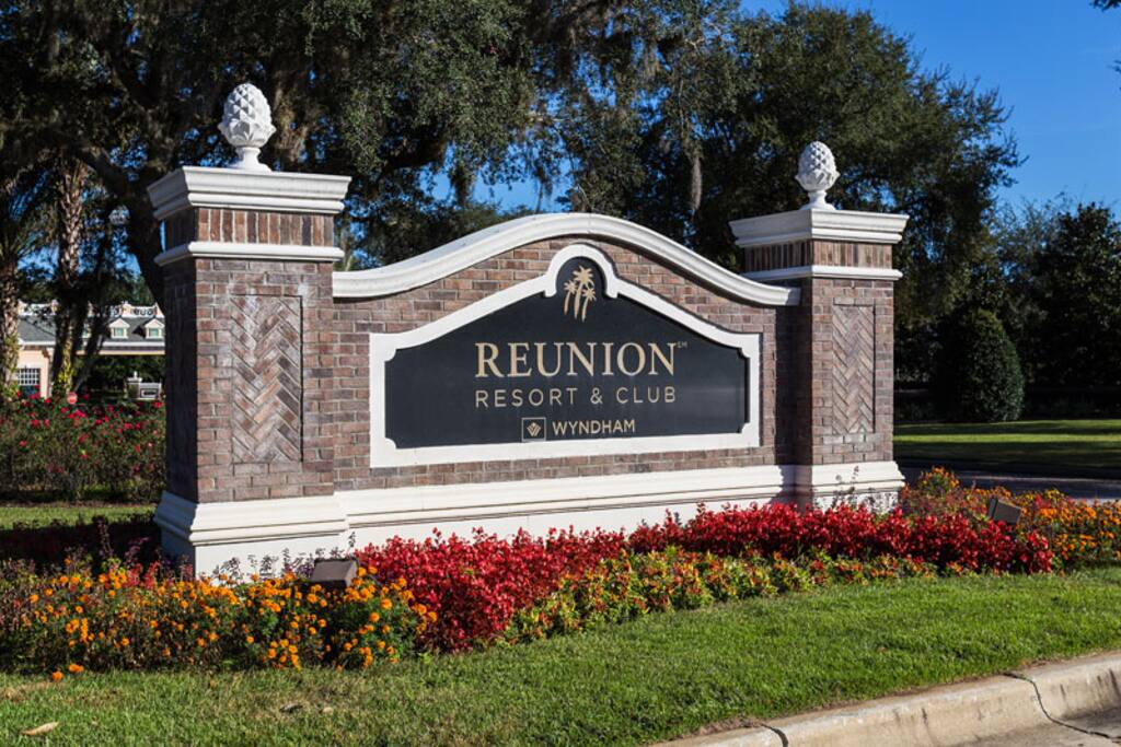 Reunion-entrance-sign-2014-12-02.jpg