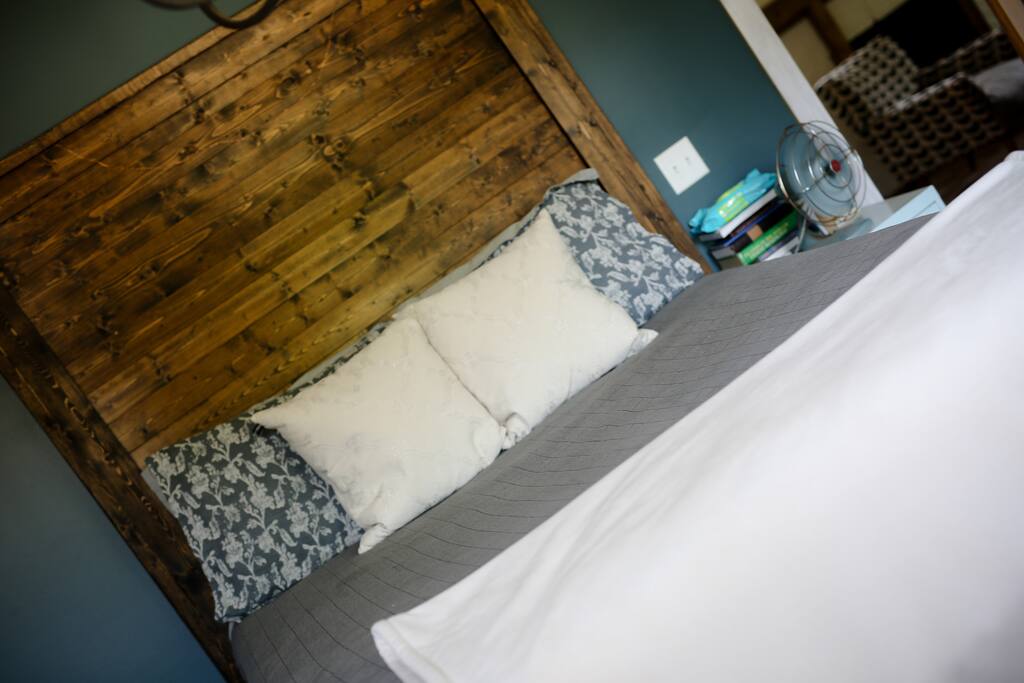 Master bedroom (queen bed)