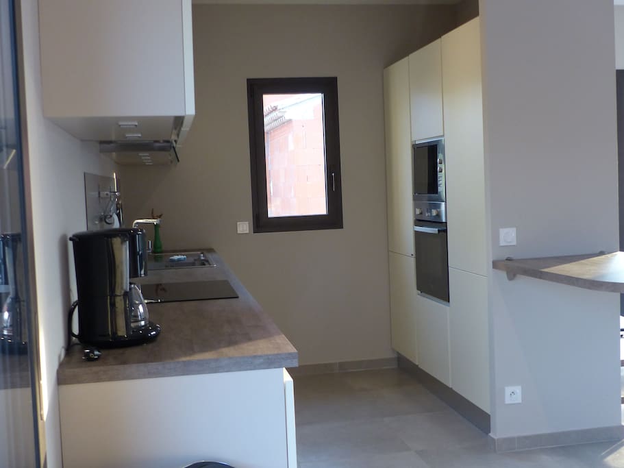 Cuisine toute équipée frigo congélateur, four, micro onde,cafetière,plaque de cuisson etc