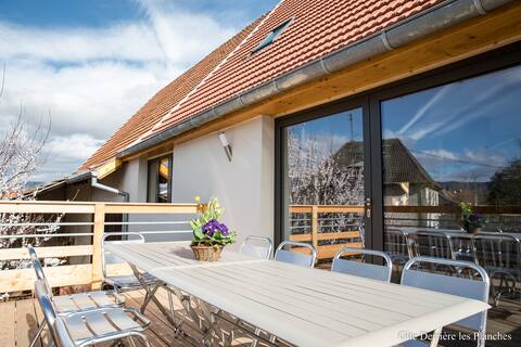 Behind the boards: spacious cottage with garden