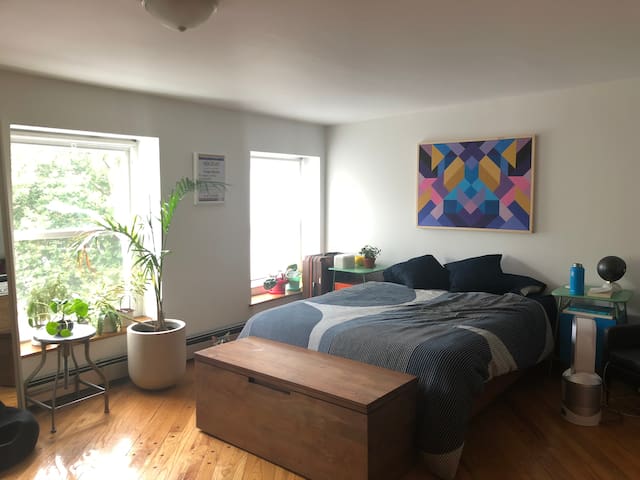Big studio in beautiful Cobble Hill by waterfront