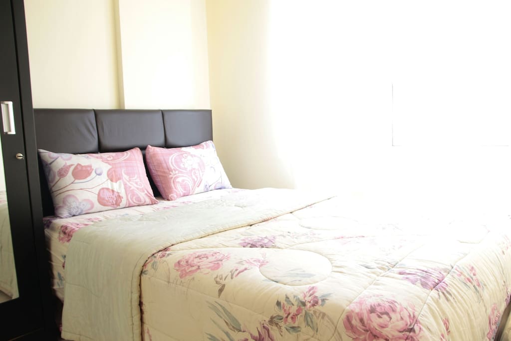 Flowery homey bed and sunshine with the view of Jakarta city lights at night, how glorious!!