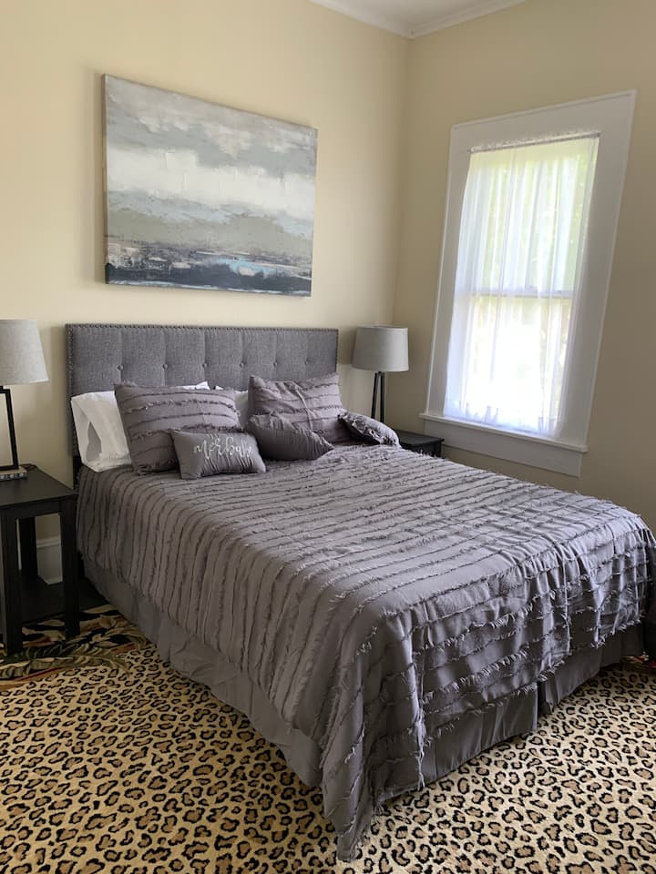 Druhá primárna spálňa s kúpeľňou s toaletou