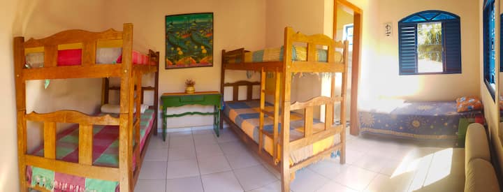 Quarto 3 - Cabem 6 pessoas, Suite.
Janelas possuem  tela contra insetos persiana integrada.