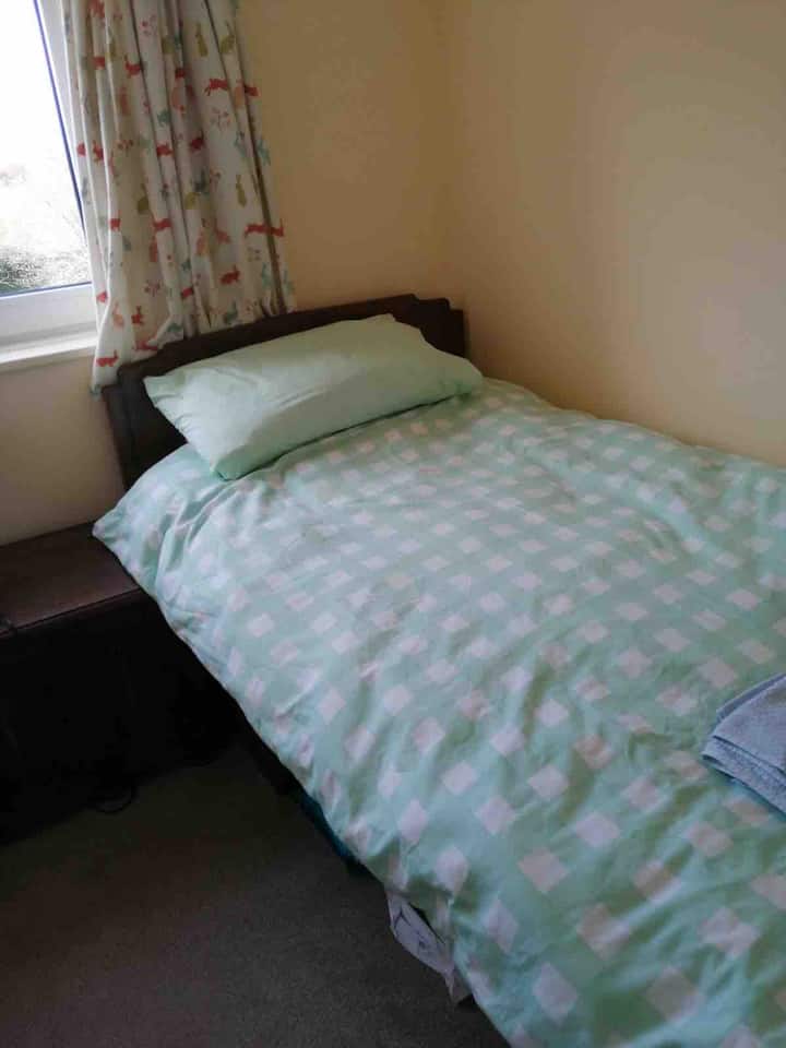 ห้องนอนชั้นบนเตียงเดี่ยว