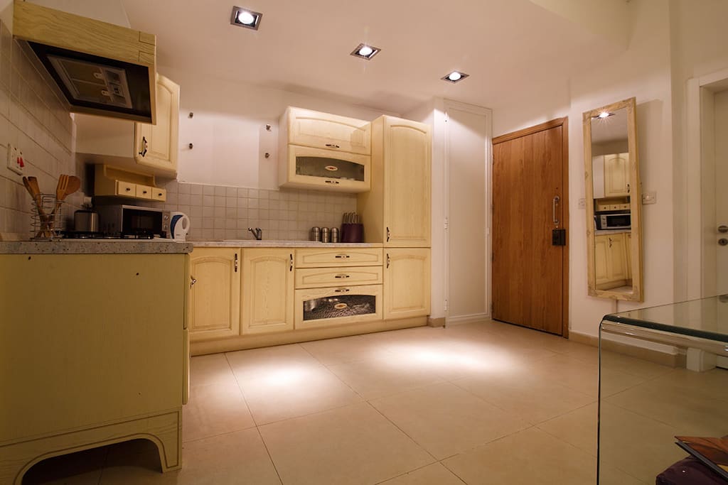 kitchen and main door on the right.