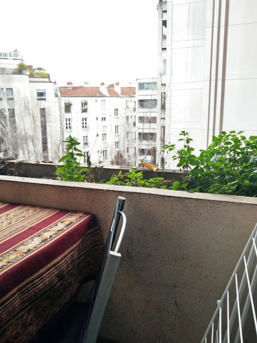 Balcon sur cour calme et arborée