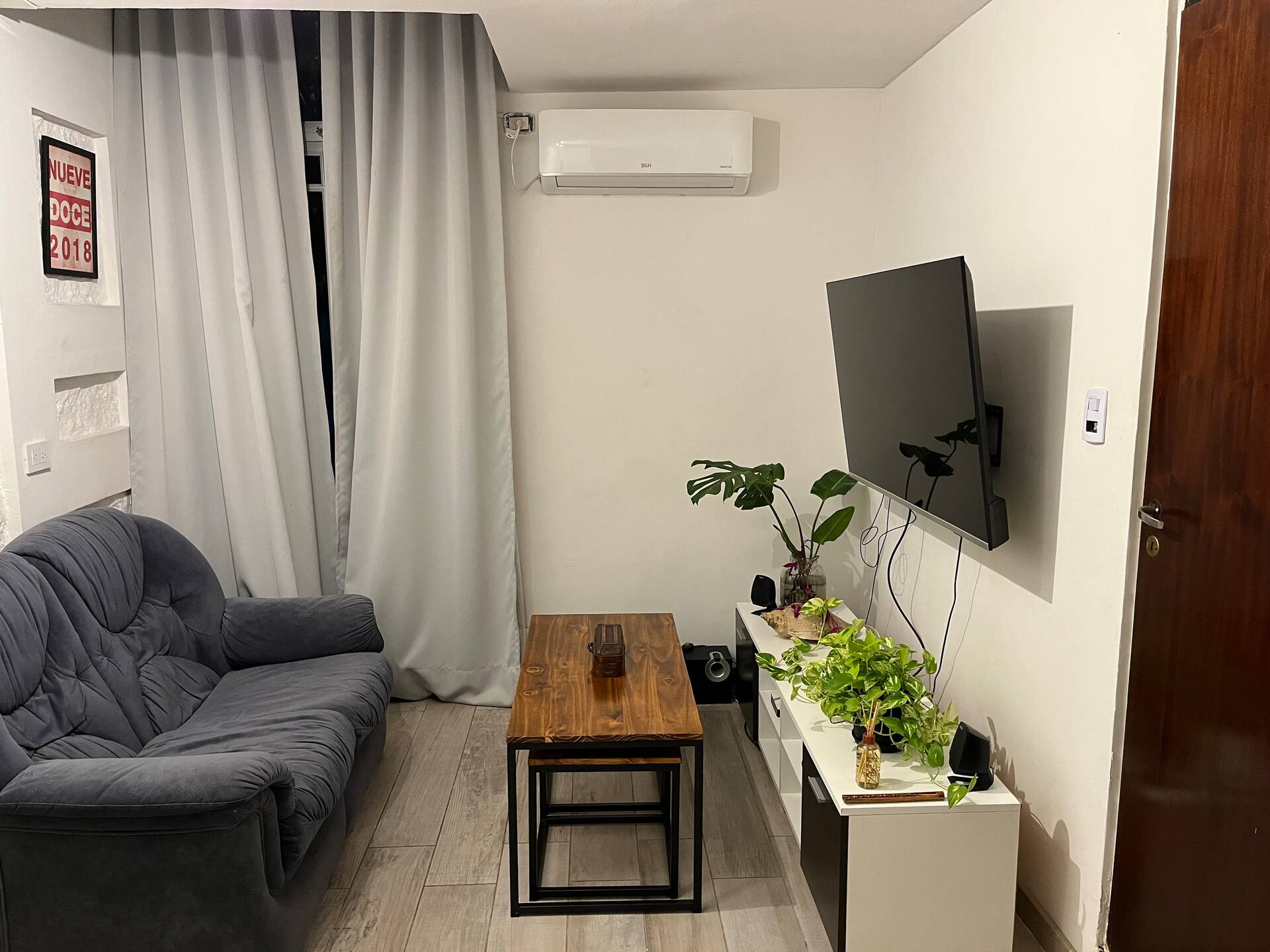 Street-facing two-room apartment in Monserrat