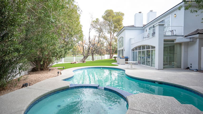 5BR Villa in guarded estate 5 mins from the strip