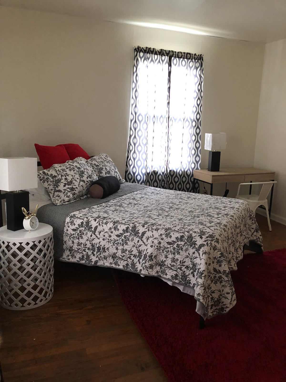 带办公桌的标准双人床卧室。 