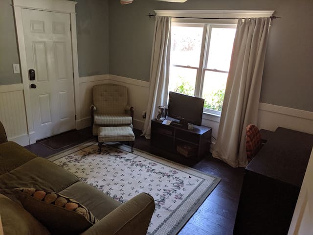 Quaint Lake Claire Guest Suite