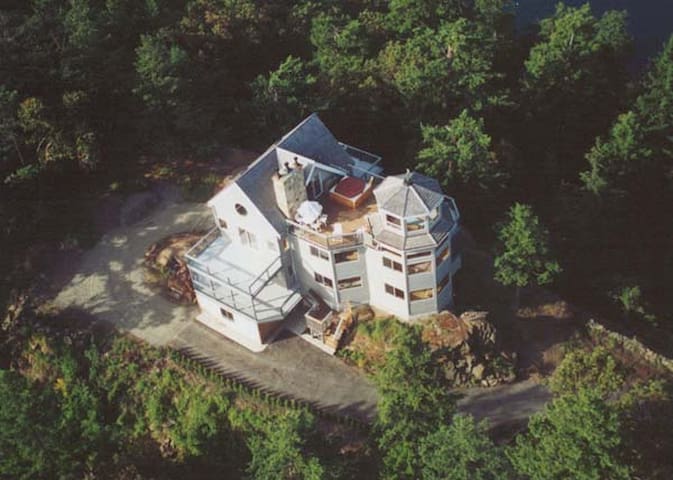 Whale Pod Chalet at Oaks Bluff Whale watching