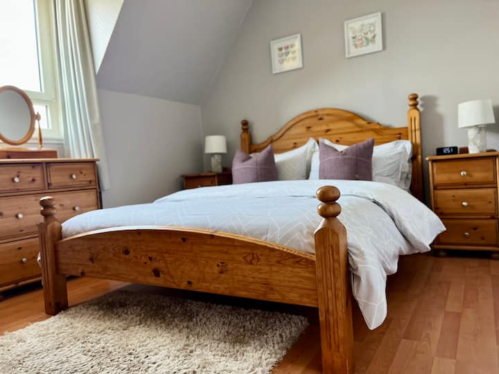King size bedroom - loch facing 