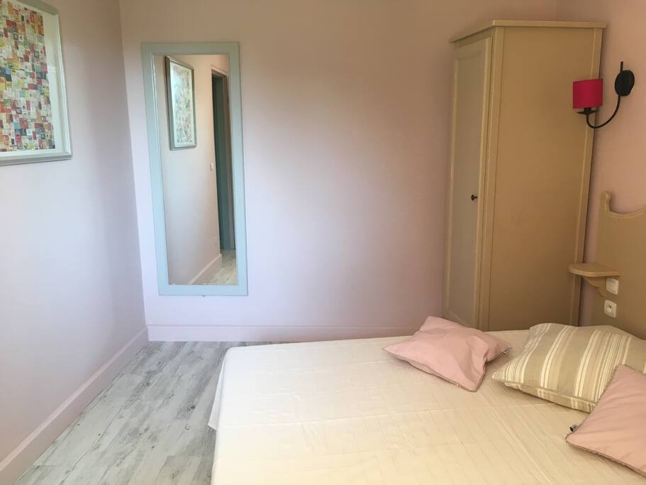 Chambre avec lit double