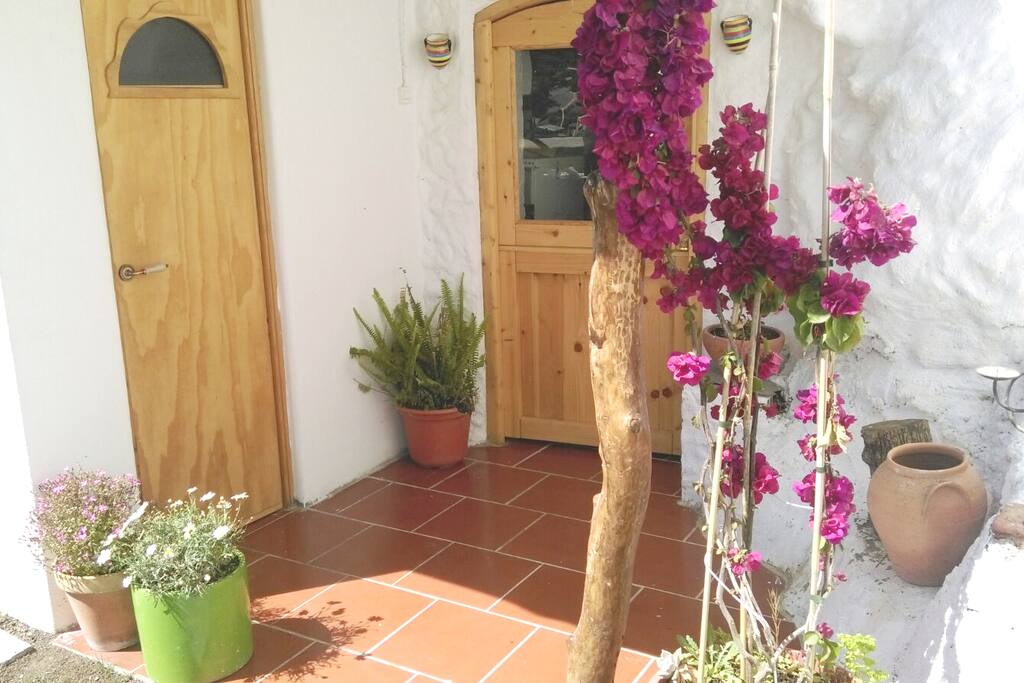 Entrada cueva y cuarto de baño