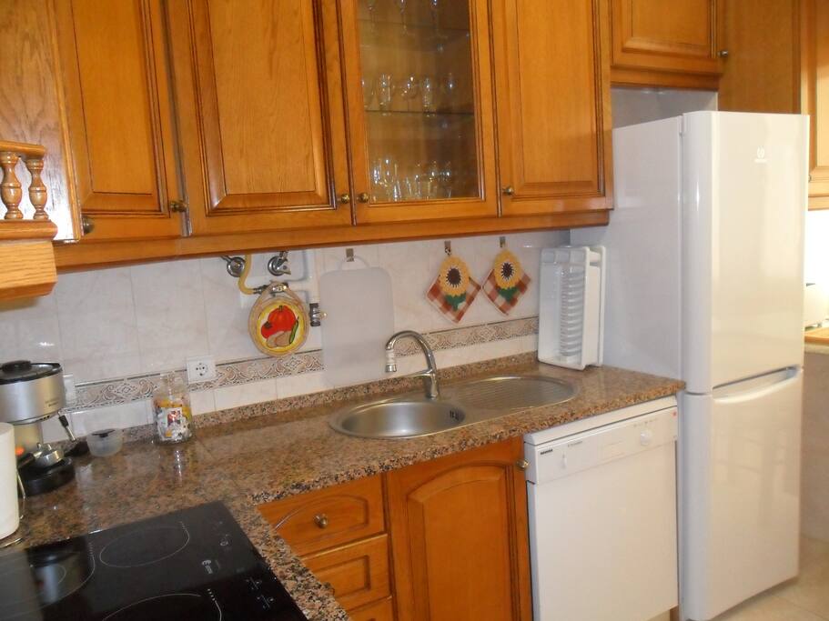 Toutch vitroceramic hob
Eletric oven
Microwave
Fridge Freezer
Washing machine, kitchen it`s fully equipped