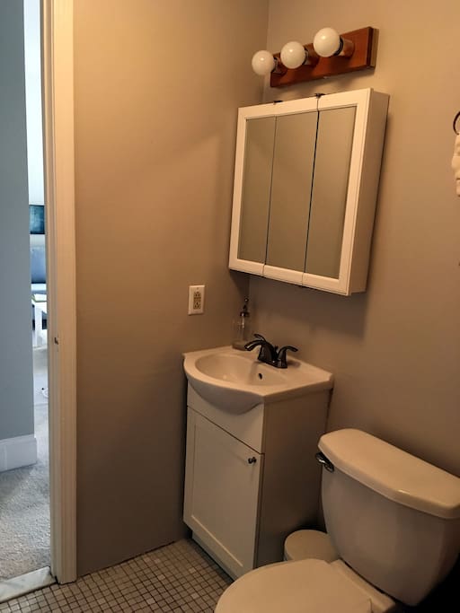 Clean bathroom with shower/tub