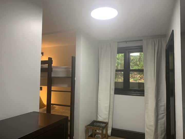 1er  piso- Dormitorio 4: 
2 juegos de literas individuales xl con luces de lectura ajustables personales con usb, mesita de noche, escritorio portátil con silla, cómoda, taburete para equipaje, armario con estantes incorporados para equipaje y pertenencias personales. 