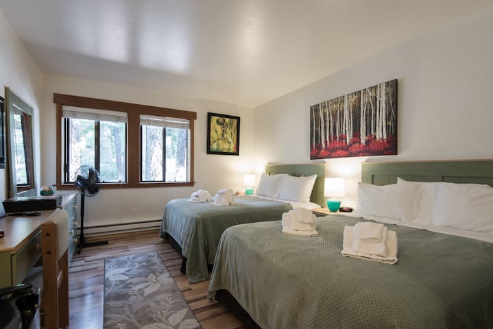 LakeTahoe,TahoeCity,1-4 Guests,Pool,Sauna,SledHill