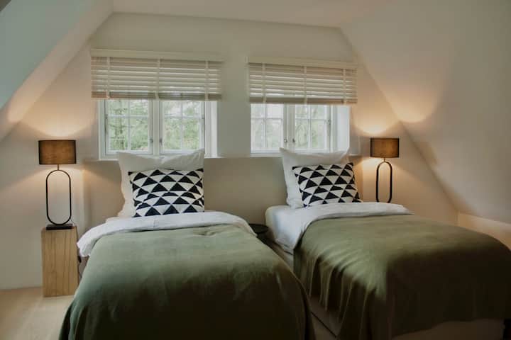 Спална соба до езерцето