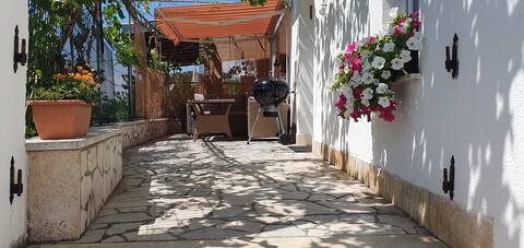 Old colourful stone house, but fast Wifi for work