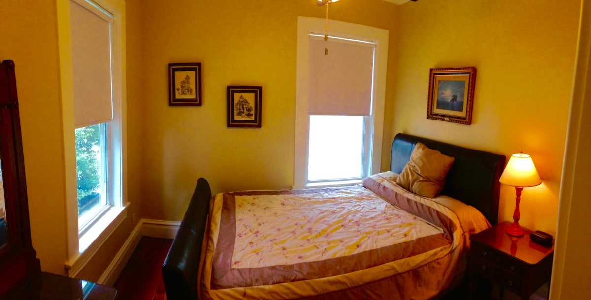 Cama tamaño queen y ventilador de techo