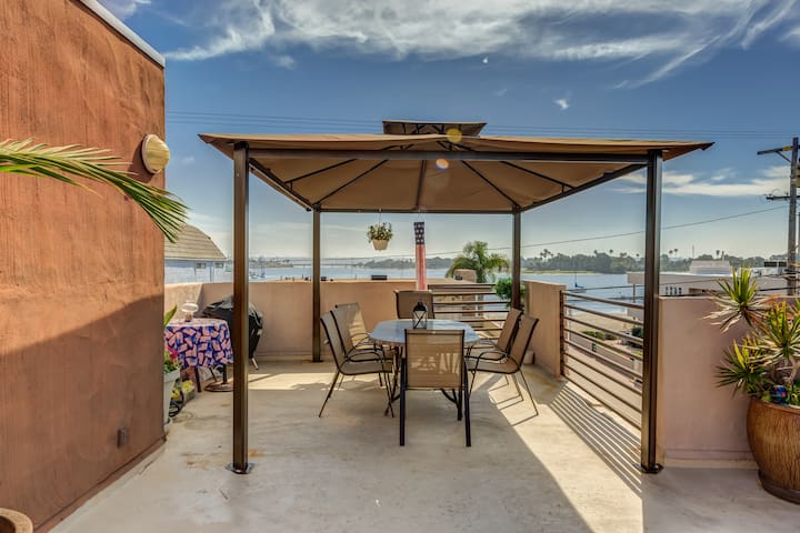 Book now for summer Mission Beach,Garage /patio !